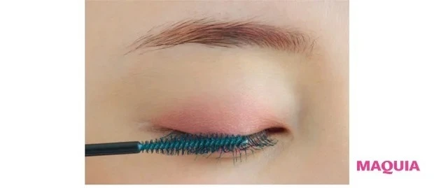 透明感を底上げする夏のメイクTIPS_上まつ毛は天面から塗り始めると鮮やかに色づく