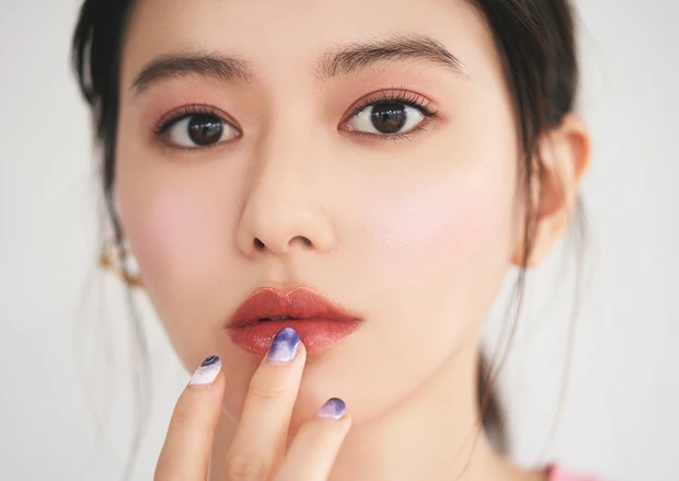 さり気ない立体感と透明感を手に入れたい! 山本舞香さんが表情に寄り添うニュアンスチークに挑戦_8