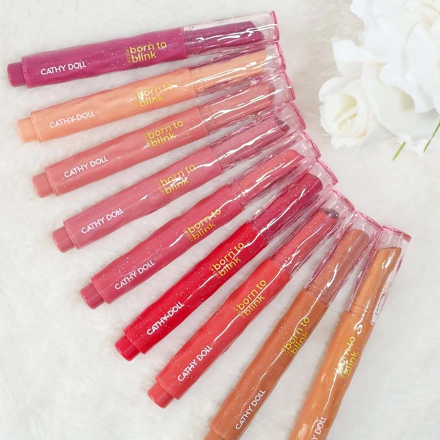 タイコスメ「キャシードール」のプッシュ式新作リップを全色スウォッチ！ カチッと押して主役級の輝きをON