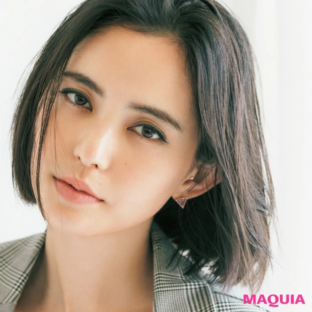 この秋必須のグリーン＆ネイビーで瞳を印象的に引き立てて。大人の余裕を感じ…