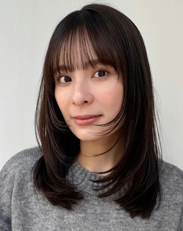 髪型　ミディアム　小顔ミディアム　シースルーバング　前髪あり　正面