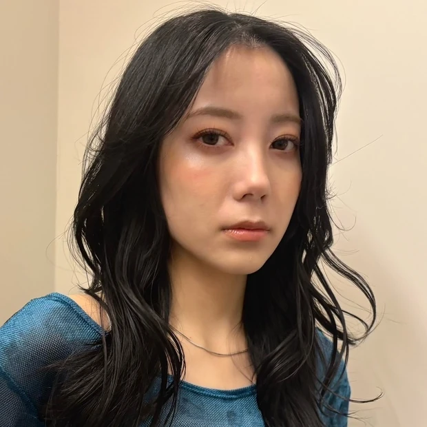【大人のロングヘア】長めの前髪で洗練度アップ！ナチュラルモードな黒髪ロン…