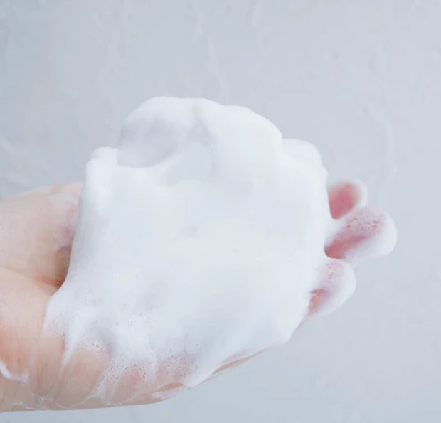 ふわふわの泡がかんたんに作れて優しく汚れを洗い流す洗顔料_3