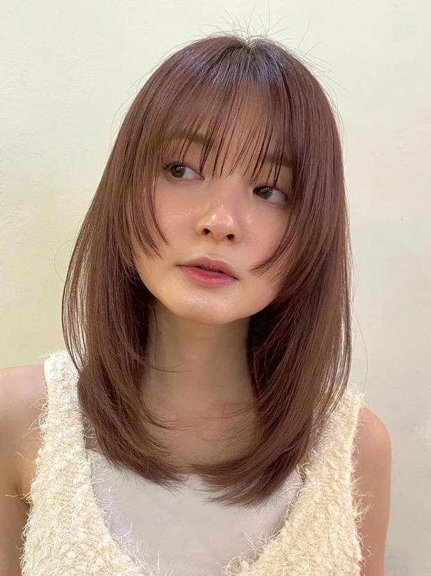 髪型 ミディアムレイヤー ミディアムヘア シースルーバング スタイリング