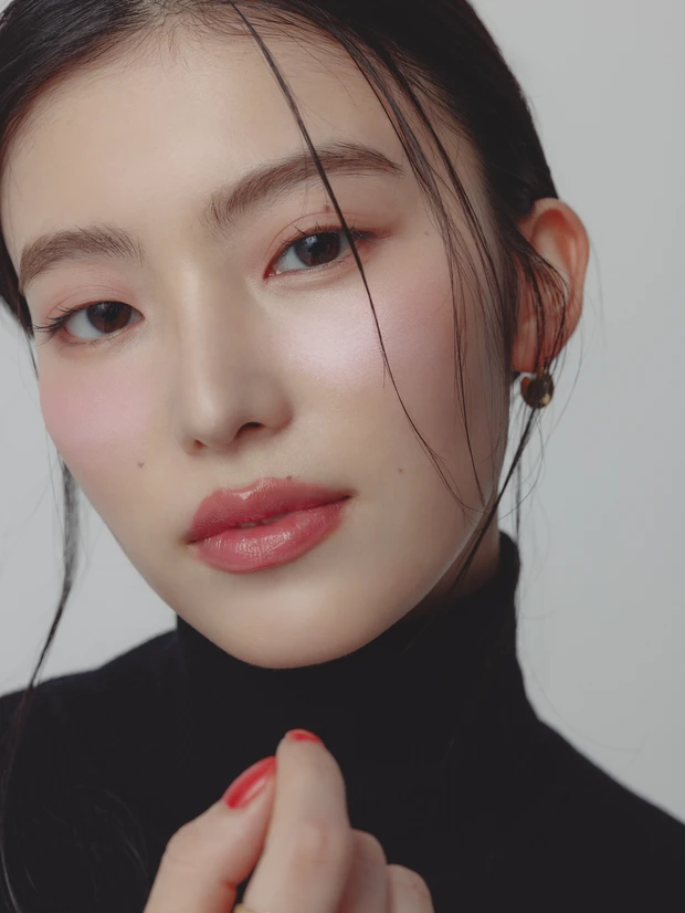 ユニクロ　UNIQLO　黒セーター　メリノリブタートルネックセーター　青みピンク　チーク　メイク　やり方