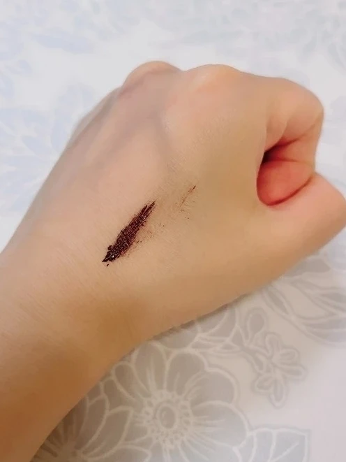 マキアインフルエンサーあいさん「エレガンス グラヴィティレス マスカラ」BR20 のテクスチャー