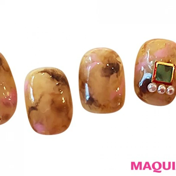 ピンクが混ざってレディ度アップ♡  モテ＆トレンドの「べっ甲ネイル」