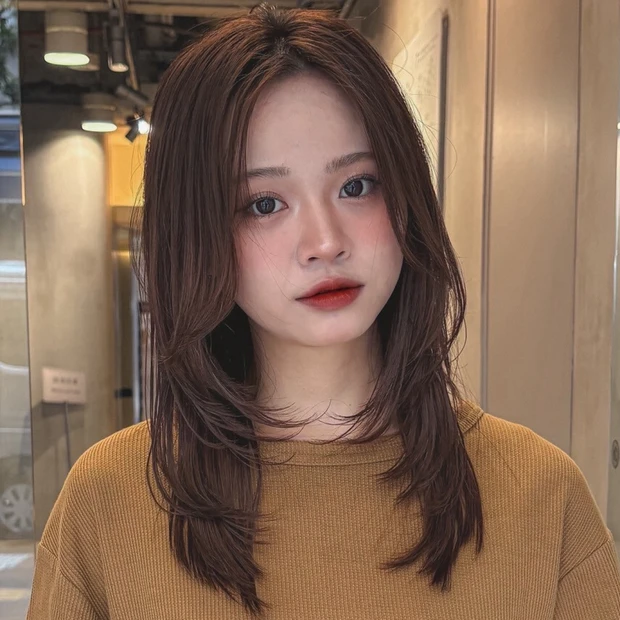 【ミディアムレイヤー】くすみ系カラーで秋のムードを加速！ 大人に似合うこなれミディアム