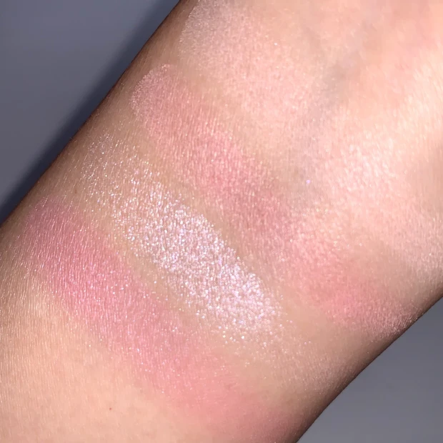 KATE バウンシーチークシャドウ MV-1 スノーモーヴの腕へのスウォッチ(ライトあり・発色比較)