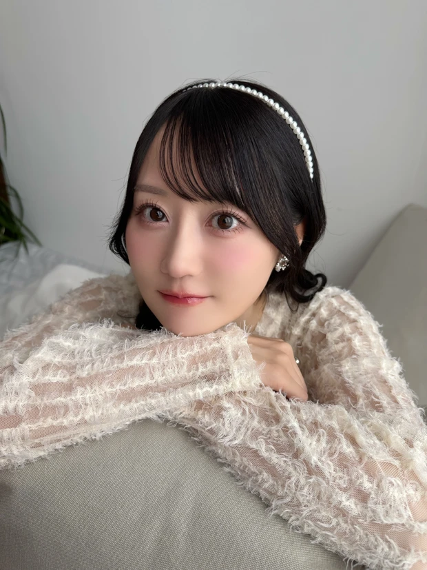 声優 小倉唯 上目遣い