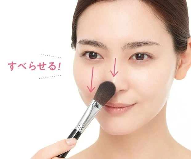 ブラシを顔にすべらせている様子