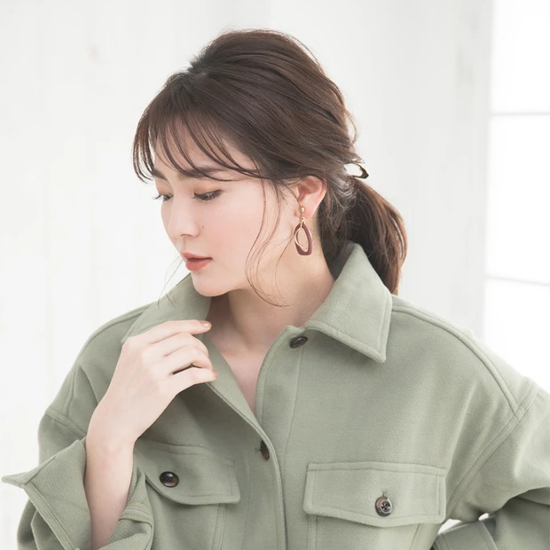 GUのシャツジャケット×簡単ヘアアレンジ   潔いシンプル一つ結びでハン…