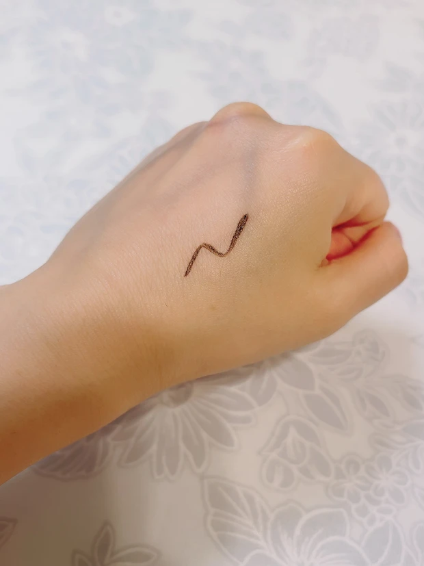 &be リキッドアイライナー レッドブラックのスウォッチ