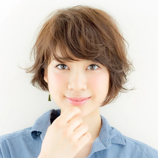 丸みを生かしたショートは、トップふんわりのニュアンスパーマで大人見え
