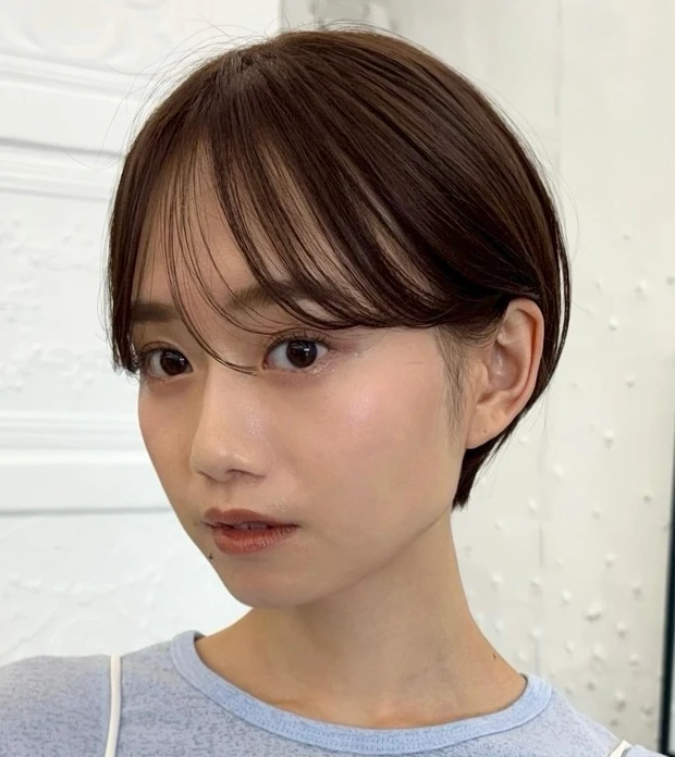 暗めの髪色 かっこよさ&女性らしさを両立する丸みショート