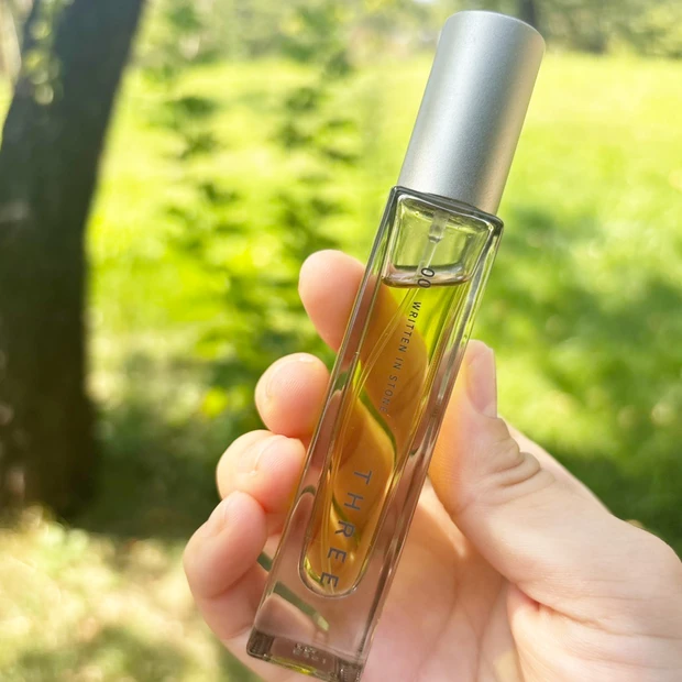 THREE　エッセンシャルセンツ　ポーチの中身