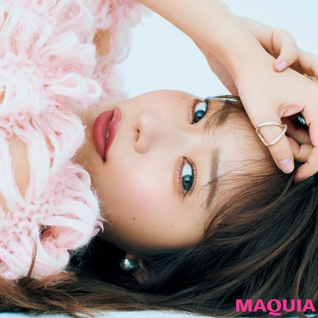 指原莉乃さんがマキア初登場! “スーパー美容マニア”のあか抜けメイクを徹…