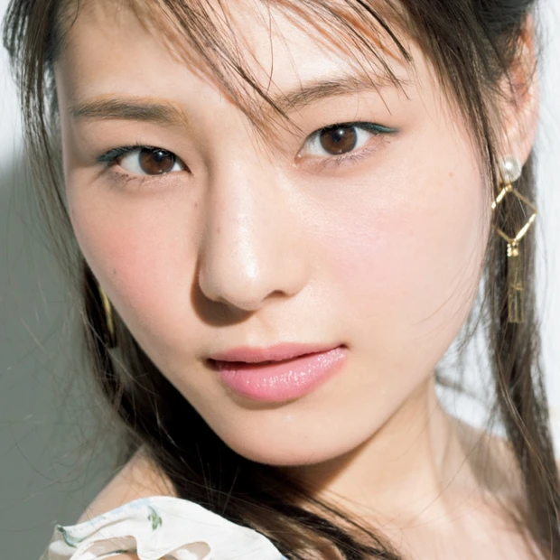 “ちら見せカーキ”でクール&ピュアな目元に!目尻末広がり二重さんの色気を…