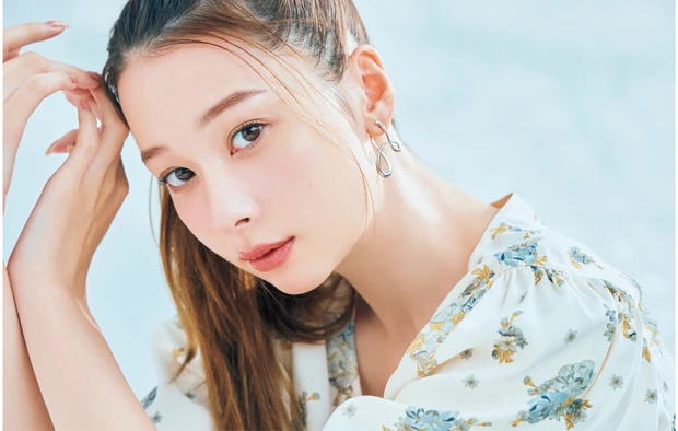 抜け感たっぷりの「血色うぶ眉」