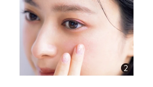 2 練りタイプで頬にもツヤを