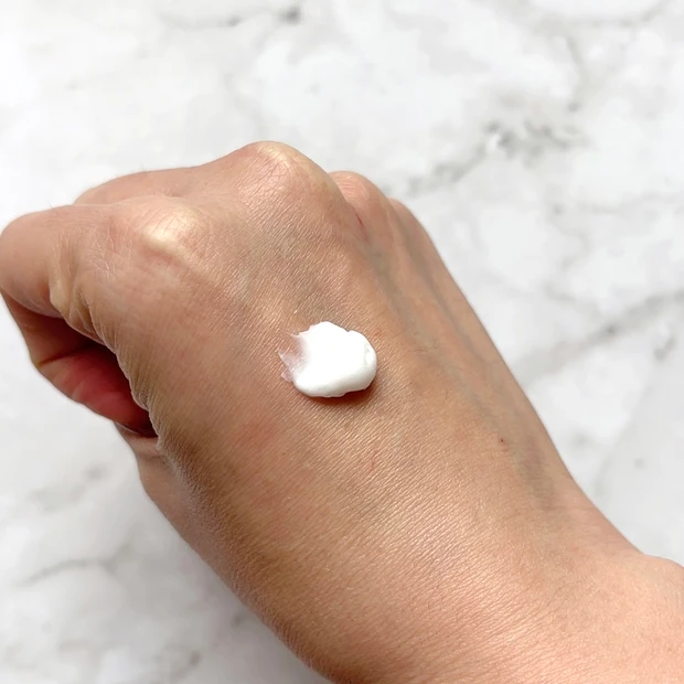 RICH HAND CREAM - NUDE PEARL -のとろけるようになじむホイップクリーム状のテクスチャー