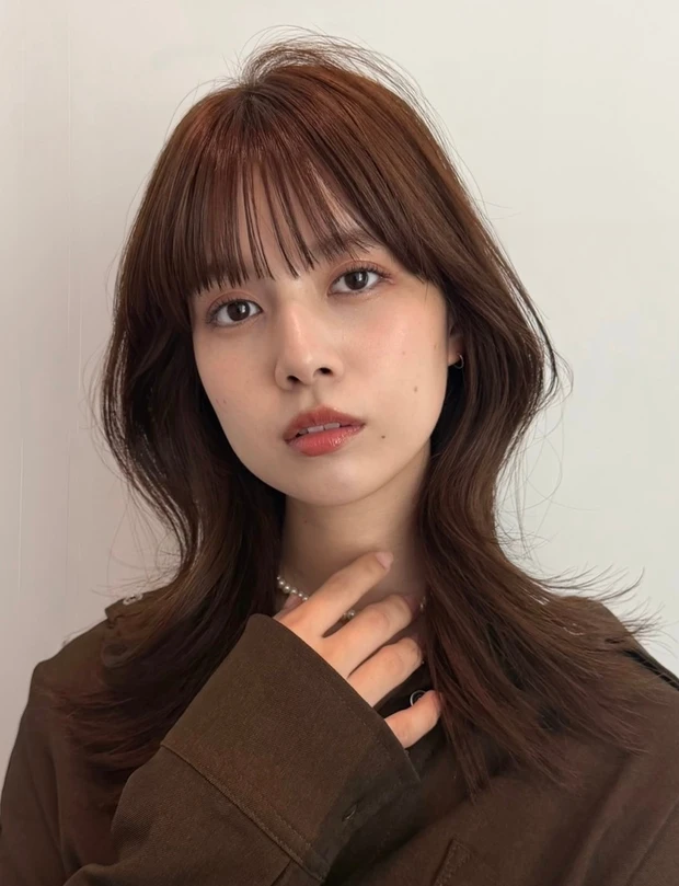 髪型　ミディアムレイヤー　ミディアムヘア　前髪あり　小顔ヘア　正面