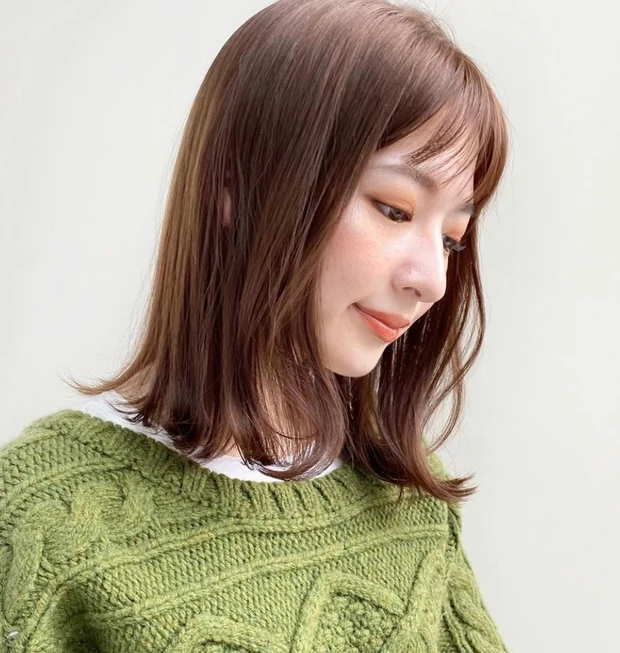 【最新大人のヘアスタイル】柔らかな動きとカラーリングで彩る! ピュアなミディアムヘア_2