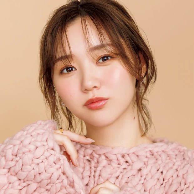 【5位】「チーク」であざと顔に！ 印象操作の最旬メイクテクニック