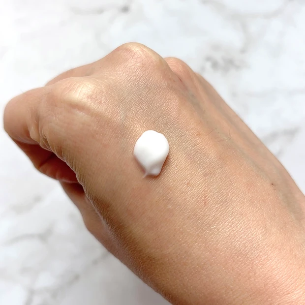 SENSUAL RICH BODY CREAM - ROSE BLANCHE -はべたつかずしっかりうるおうので、季節を問わず心地よく使用することができます