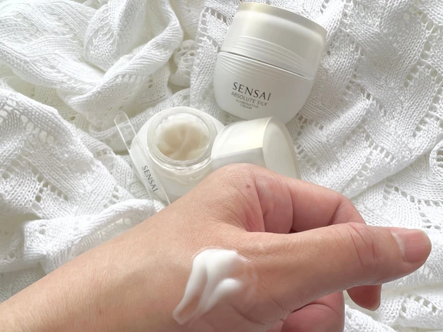 【箱推しならぬブランド推し！】SENSAI［センサイ］贅沢UV美容液で日中も継続的にエイジングケア【MAQUIAインフルエンサーのオッス！推しコス】_3