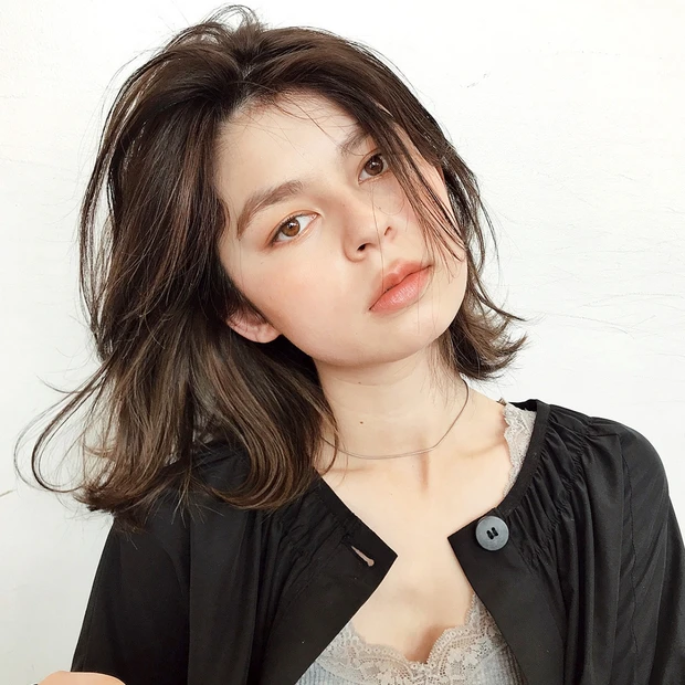 簡単アイロン巻きで作る、抜け感たっぷりのリラクシーミディアム