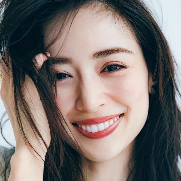 オフィスシーンにぴったり！ 春パレットでスモーキーニュアンスの大人顔アイ…