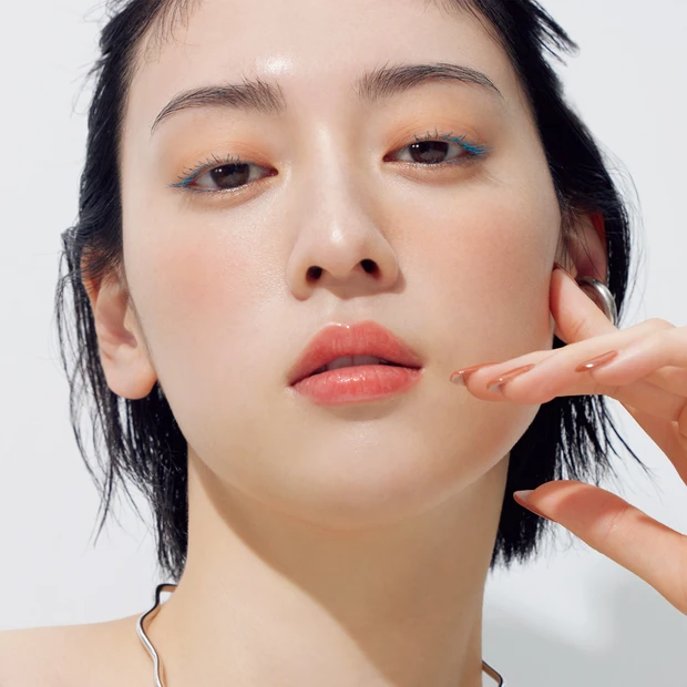 三吉彩花さんの夏メイク。大人も使いやすいターコイズマスカラで色遊びを満喫！