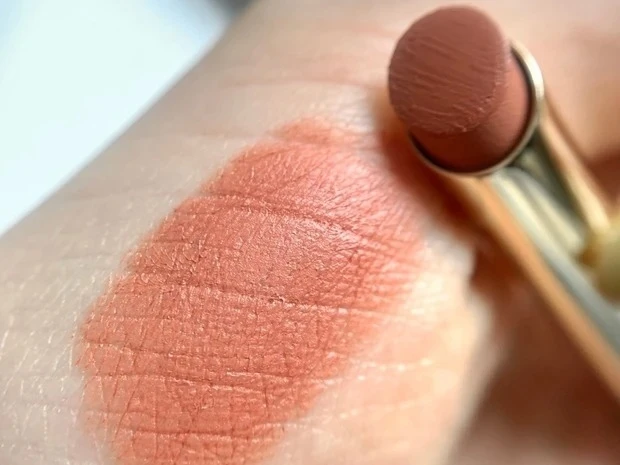 【中国コスメ】PERFECT DIARY（パーフェクトダイアリー） サテンルージュ スリム リップスティック L01 バレリーナヌーディピンク ミルクベージュ_スウォッチ