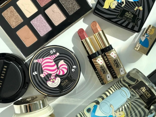 ボビイ ブラウン×ディズニーの限定コレクションをスウォッチ！ 『ふしぎの国のアリス』デザインに【クリスマスコフレ2025】