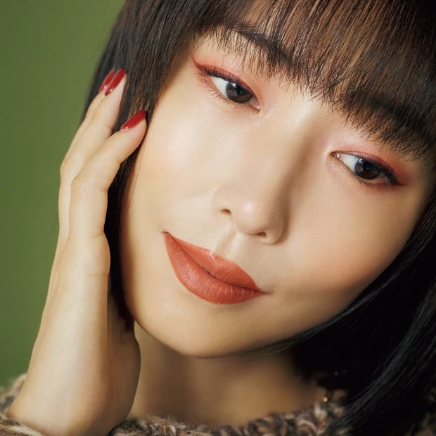 MEGUMIさんがベスコス受賞コスメでセルフメイク！ リップの2色使いが…