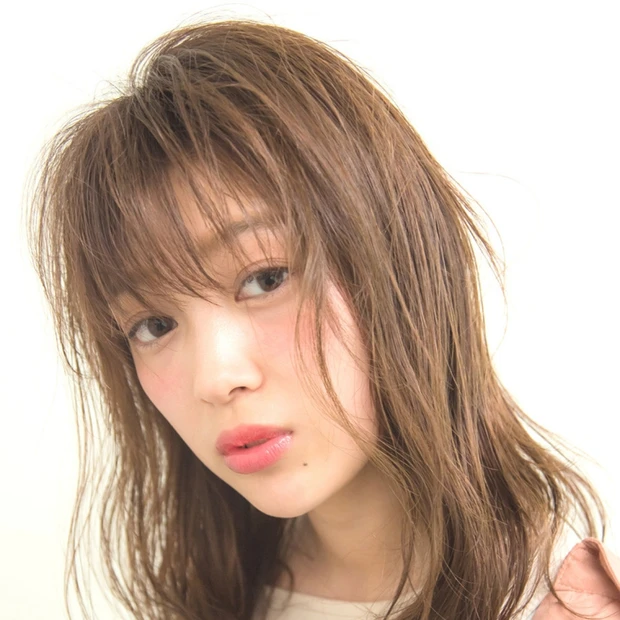 セミウェット質感と透け感のコラボがNEW! アイロン仕上げのゆるカールミ…