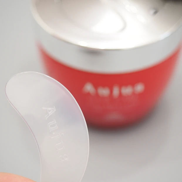 トリートメントは蓋の上にスパチュラ付き！