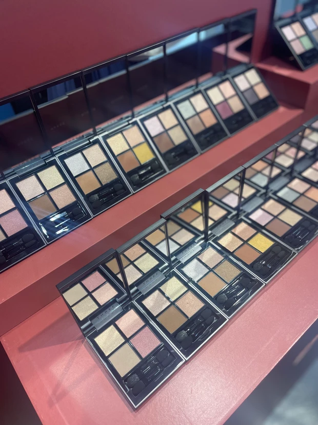 【THREE(スリー)】新作情報!「スターゲージングアイシャドウクアッド」限定色X01 GIRL OF THE YEAR・「ディヴァインリップジェム」新色07 CHARISMA KISSをレビュー♪【秋新色コスメ2024】_10_1