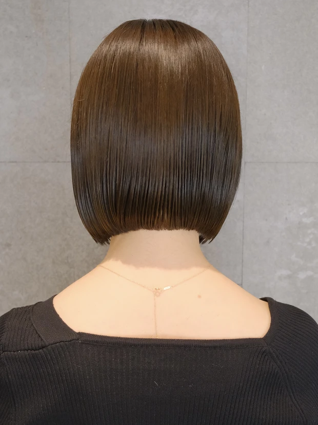 髪型 ボブ 前髪あり バックショット 40代 ツヤ髪