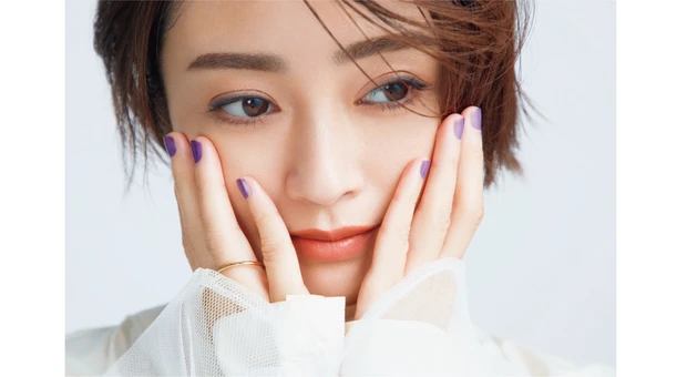 頬を手で包み込む安達祐実さん