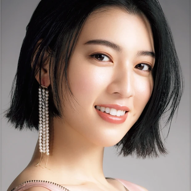 マキア1月号の表紙は三吉彩花さん! 淡色モーヴのレイヤードメイクで柔らか…