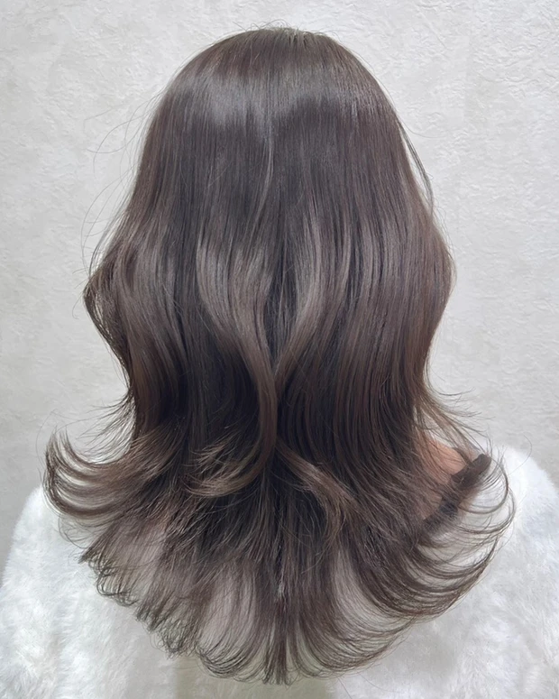 開運ヘア　2026年　髪型　ミディアム　ミディアムヘア　レイヤー　バック　VIEW　フウヤ