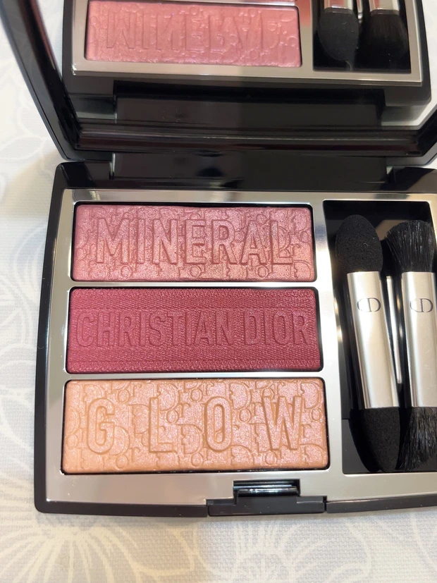 Diorのトリオ ブリック アイシャドウ833の寄り