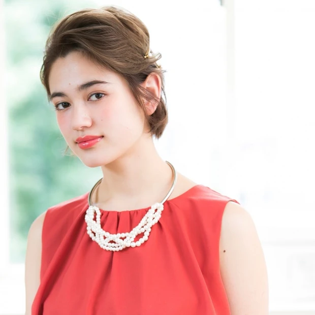 かき上げバングでふんわり＆女っぷりを高めてレストランディナーへ♪