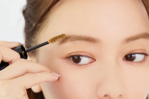 山本舞香さんのオレジメイク_2. 眉マスカラで眉色チェンジ＆立体感を足す