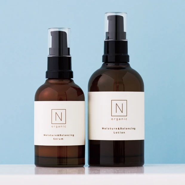 (右から)N organic モイスチュア&バランシング ローション 100ml ¥4180、同 セラム 60ml ¥6380/シロク
