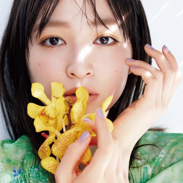 眉＋アイシャドウでここまで変わる！シンプルで効果的なマスクメイク術を教え…