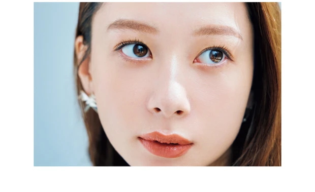 ワントーンメイクにラメ眉で冒険を