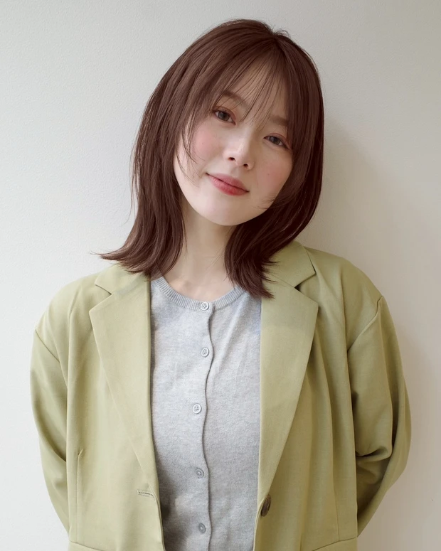 ヘアカタログ　ミディアム　ミディアムヘア　シースルーバング　正面